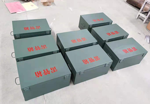 山根镇炸药箱和雷管箱一般是怎么存放的？