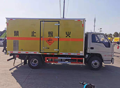 山根镇爆破器材运输车技术升级与安全合规新趋势
